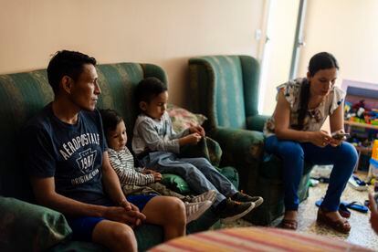 Una familia de venezolanos, solicitantes de asilo en España, en su casa de Guadalajara.