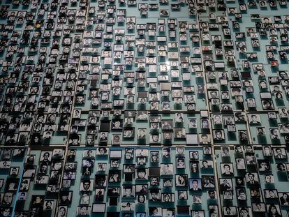 Fotografías de personas desaparecidas durante la dictadura en el Museo de la Memoria en Santiago (Chile).