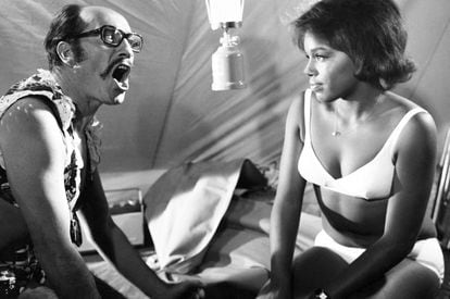 Fotograma de la película 'Objetivo bikini', de 1968, en el que aparecen José Luis López Vázquez y Judith Lorick.