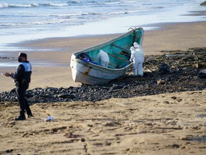 Cuatro hombres han fallecido en un cayuco que ha llegado esta madrugada a la playa del Cabezo, en El Médano (al sur de Tenerife), con 47 personas a bordo.