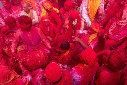 Participantes en el festival de Holi Lathmar, en el templo Radha Rani en Barsana, India.
