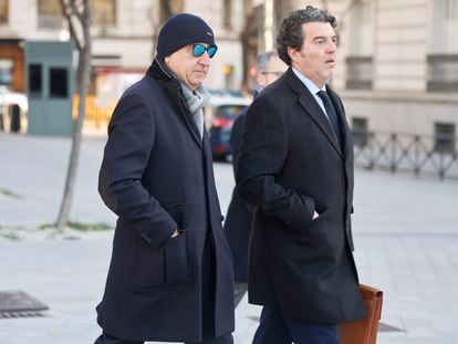 A la izquierda, con gorro y gafas de sol, el empresario Juan Carlos Cueto, este miércoles, a su llegada a la Audiencia Nacional, en Madrid.