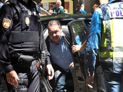 Agustín Lasaosa sale de un coche tras ser detenido por la Policía Nacional.