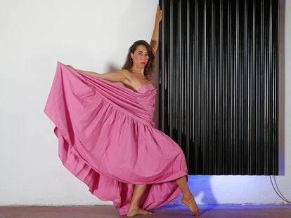 La bailaora Ana Morales en el taller del artista Cachito delante de la obra SIGNAL en julio de 2022.
