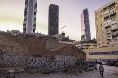 A man walks through a shanty town next to the train tracks in Chamartín, near the Cuatro Torres in Madrid's financial district.