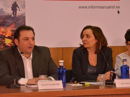 Mazen Darwish, junto a Pepa Bueno y Malén Aznárez, durante la presentación del informe de Reporteros sin Fronteras.