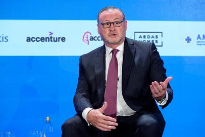 El consejero delegado de Abertis, José Aljaro, lo tiene muy claro. España necesita implantar un pago por uso en sus principales autovías. Pidió, además, que la medida, que reconoció como impopular, sea tomada por el futuro Gobierno que salga de las urnas el 23 de julio, sin que la oposición haga bandera contra la decisión.