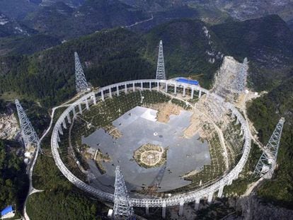 El mayor radiotelescopio del mundo, llamado FAST, en China.