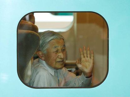 El emperador Akihito saluda desde la ventanilla de un tren bala, el pasado 25 de julio en Tokio.&ensp;