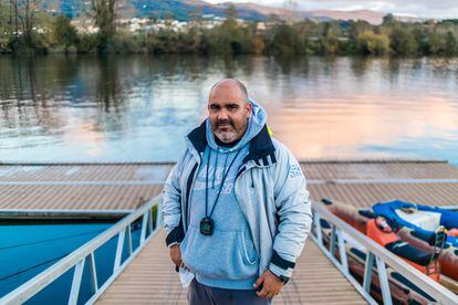Manuel Pedrares, entrenador del Club de Kayak Tudense, en un pantalán del río Miño.