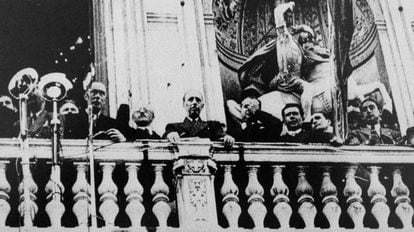 Lluís Companys (en el centro), durante el acto de proclamación de la independencia de Cataluña.