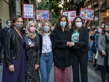 Ada Colau, Fatima Hamed Hossain, Yolanda Díaz, Mónica Oltra, Móinica García y Mónica Oltra, a su llegada este sábado al teatro Olympia.