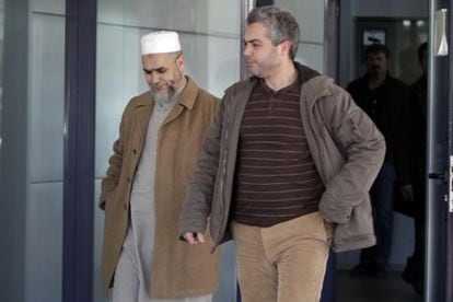 El imán de la mezquita de Terrassa al salir de comisaría donde se negó a declarar.