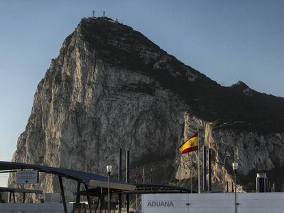 Una bandera española ondea en el lado español de la frontera con Gibraltar.