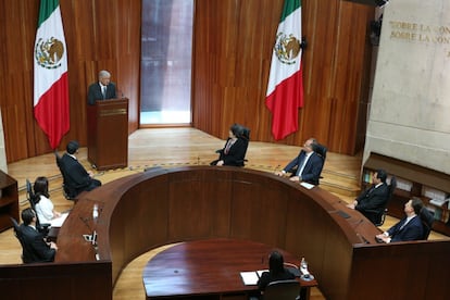 El presidente López Obrador recibió su constancia de presidente en el Tribunal Electoral.