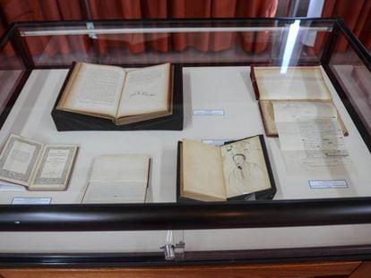 Exposición de material de las cajas 26 de la biblioteca de Silvina Ocampo y Bioy Casares en la sala del Tesoro de la Biblioteca Nacional