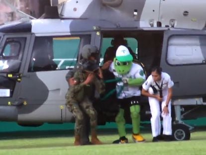 La mascota de los Olmecas de Tabasco, 'Pochichoco', desciende de un helicóptero de la secretaría de Marina, en Macuspana, Tabasco (México), el 11 de agosto de 2022.