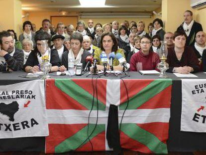 La abogada de presos Yolanda Molina (centro), en la rueda de prensa organizada por la asociación de familiares de presos de ETA Etxerat esta mañana.