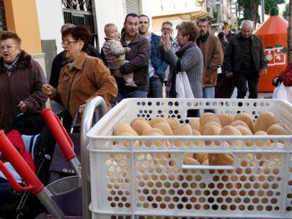 Personas haciendo cola en el horno de Jos&eacute; Navarro en Quart de Poblet (Valencia) para comprar el pan a 20 c&eacute;ntimos.  