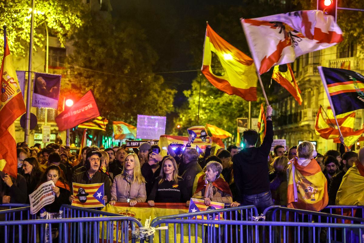 Últimas notícias do debate de posse de Sánchez, 14 de novembro |  Abascal participa no décimo primeiro dia de protesto contra a lei de amnistia na sede do PSOE em Madrid, na presença de 1.200 pessoas |  Espanha