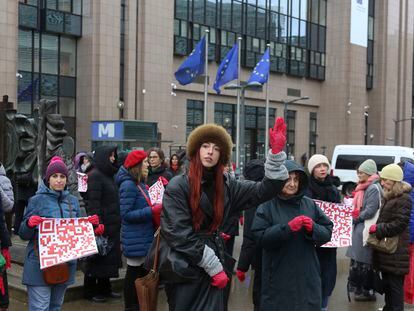 Protesta ante las instituciones europeas para denunciar la violencia machista el pasado noviembre organizada por la artista Alicia Framis y la presidencia española del Consejo de la UE