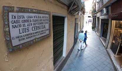 Fachada de la casa natal de Luis Cernuda, en Sevilla.