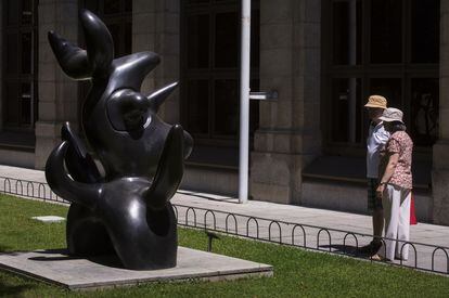 'Pájaro lunar', escultura del artista Joan Miró en el patio del edificio Sabatini del Museo Reina Sofía.