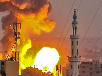 Una bomba estalla en Gaza durante un bombardeo israelí el pasado 20 de julio. 