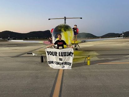 Tres activistas de Futuro Vegetal rocían con pintura y se pegan a un jet privado este verano en el aeropuerto de Ibiza, en Baleares.