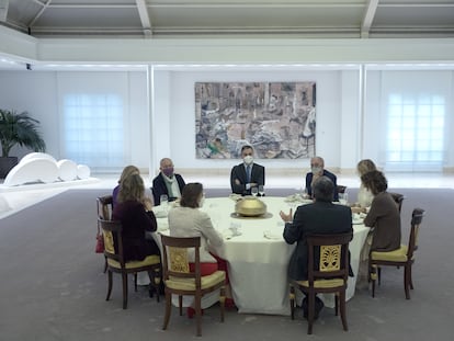 El presidente de Gobierno, Pedro Sánchez  al inicio de un desayuno de trabajo con los secretarios generales de UGT, José Alvarez, y CCOO, Unai Sordo, en la Moncloa acompañados de miembros de su Gabinete el pasado noviembre.