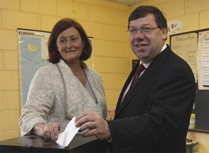 Brian Cowen y su esposa depositan sus votos en un colegio de Mullingar.