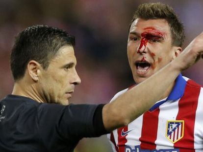 Mandzukic protesta al árbitro, el martes en el Calderón.