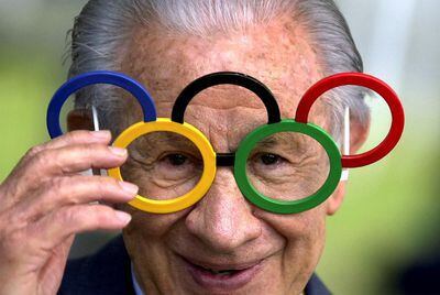 Juan Antonio Samaranch se coloca unas gafas con los aros olímpicos antes de los Juegos de Sidney 2000.