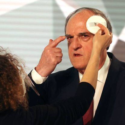 Ángel Gabilondo, del PSOE, es maquillado antes del debate.