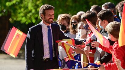 Pablo Casado, líder del PP, saluda a su llegada a la ceremonia de entrega del Premio Europeo Carlos V en el Real Monasterio de Yuste.