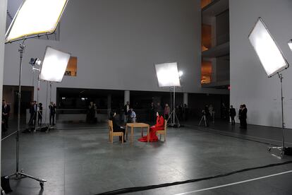 Marina Abramovic (de rojo) durante una 'performance' en el MOMA en marzo de 2010.