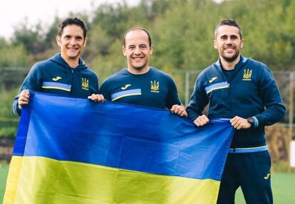 Lluís Cortés, seleccionador del equipo femenino de Ucrania, en el centro de la imagen.