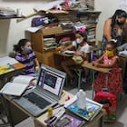 La Cruz es el barrio donde la maestra Socorro Medina ha montado su escuela. Ella ha visto cómo a los niños se les ha olvidado leer. En su casa, en una habitación de tres por tres metros, funciona desde hace años un aula con pupitres, pizarra y biblioteca en la que atiende de seis a 12 niños de todas las edades y en todas las materias. En la pandemia ha tenido mayor demanda.