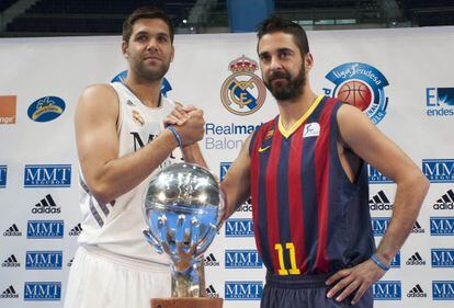 Reyes y Navarro posan junto al trofeo en la presentaci&oacute;n de la final