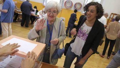 Nagua Alba (Podemos Euskadi) y su abuela, Lolo Rico en las pasadas elecciones.