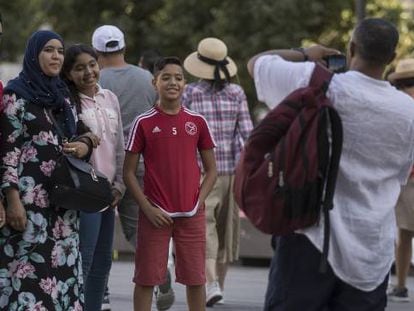 Un grupo de turistas árabes pasea por Madrid. 