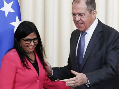 Delcy Rodríguez , con el ministro de Asuntos Exteriores ruso, Serguéi Lavrov, este viernes. 