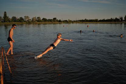 Some children bathe in the Sloviansk lake.