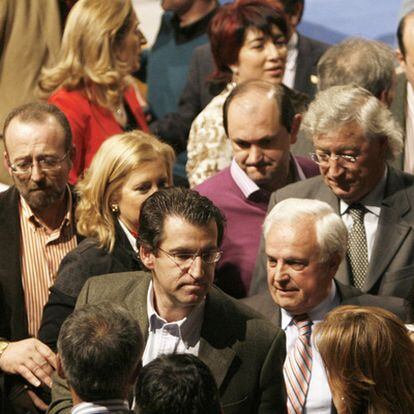 Feijóo, junto a Baltar (a su derecha) y el alcalde imputado de Mazaricos (primero a la izquierda) en 2007.