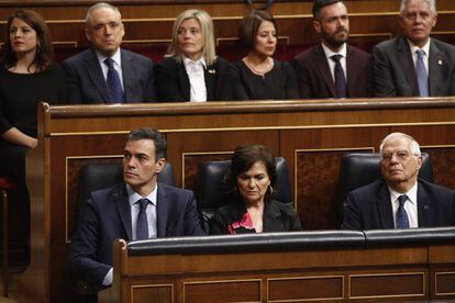 Sánchez, Carmen Calvo, y Josep Borrell en el Congreso.