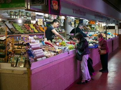 Dos clientas en una frutería el Mercado de la Cebada, en Madrid.