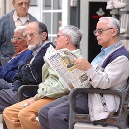 Jubilados sentados en un banco en Las Palmas de Gran Canaria.