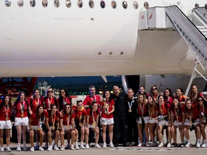 La selección española a su llegada, el lunes, al aeropuerto de Madrid Barajas con el avión oficial fletado por Iberia.