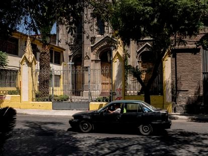 Un automóvil pasa frente a la iglesia de la Congregación Hijas de San José Protectora de la Infancia, el 30 de enero.