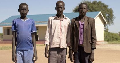 Ammel, Godoré y Duku escaparon de ser niños soldados el año pasado nadando a través del Nilo